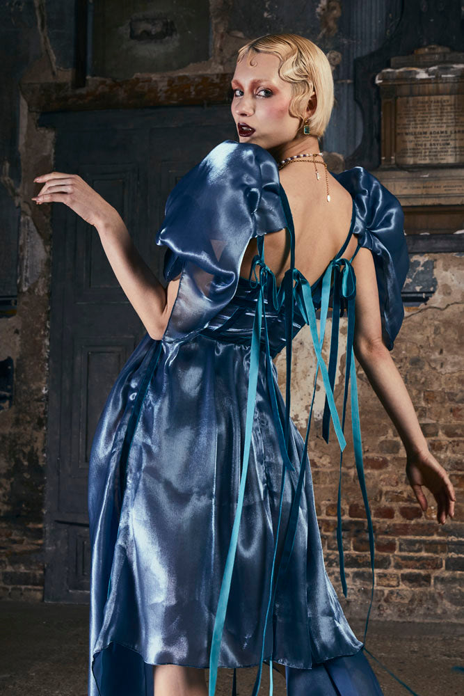 Robe brodée Sybille avec manches bouffantes en bleu eau - réalisée sur commande